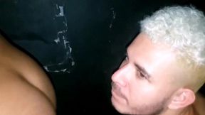 o garcom safado chupou meu pau e lambeu meu cu no dark room da balada.