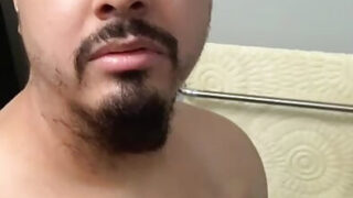 Ev yapımı banyo eğlencesi: büyük penisli amatör eşcinseller, yoğun seks ve boşalmadan önce penislerini okşuyorlar.