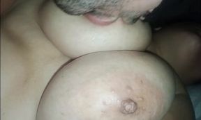 Mi esposo no puede resistirse a mis grandes tetas naturales: ¡Descubre por qué siempre lo amamanto! Parte VIII
