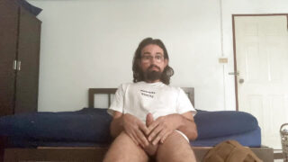 Sünnetsiz, ince yapılı genç adam, büyük ve kıllı penisini okşayarak tek başına sert bir şekilde boşalıyor.