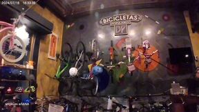 entre en un local de bicicletas y pedi un favor anal.sexo arriesgado.facial .