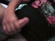 Chupa mi gran polla hasta hacerme venir y luego tragate toda la leche sin derramar una gota de semen