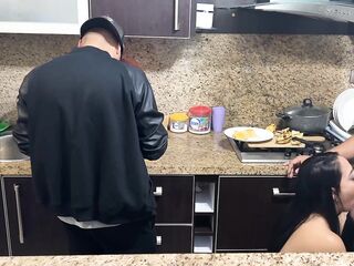 Pareja de Casados Cocinando Para el Jefe Pero la Esposa Debe Pagar la Deuda Siendo la Puta del Jefe
