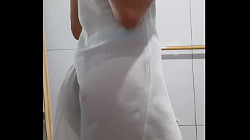 Jovem dan&ccedil_ando de vestido transparente e calcinha vermelha