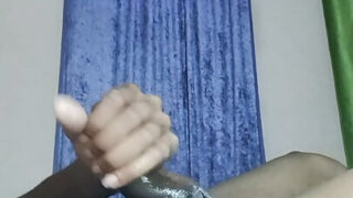 Huisgemaakte solovideo van een meisje in kousen die een BBC-handjob geeft en een enorme cumshot.