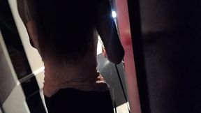 Encontr&eacute_ una cari&ntilde_osa subiendo las escaleras, le ofrec&iacute_ algo de dinero y la muy puta fue a la habitaci&oacute_n y se abri&oacute_ bien rico de piernas, la cogi tan bien, que quiso darme dinero a mi