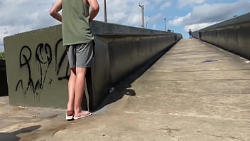ESTAVA FAZENDO UMA PUTARIA NA PASSARELA, QUANDO PASSOU UM ESTRANHO E QUIS ME FUDER TBM. GANHEI LEITADA DUAS VEZES.