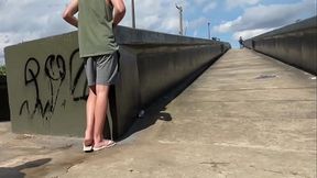 ESTAVA FAZENDO UMA PUTARIA NA PASSARELA, QUANDO PASSOU UM ESTRANHO E QUIS ME FUDER TBM. GANHEI LEITADA DUAS VEZES.