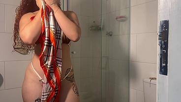 mulher jovem Brincando com a buceta e esguicha - Katana Kai