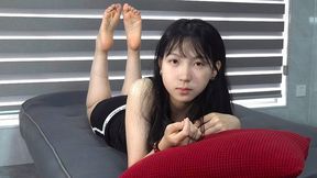 Qingqing's beautiful, delicate feet are as smooth as butter