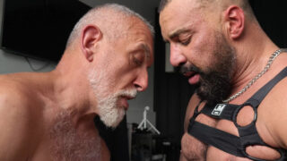 Moden arabisk stedfars store pik hamrer stedsøns røv uden kondom efter sjusket slikning og piksugning