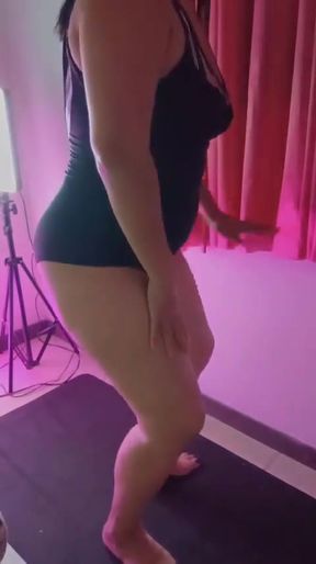 This Older Lady Gives You Abdominal Training Classes While You Only Think About Fucking Her.