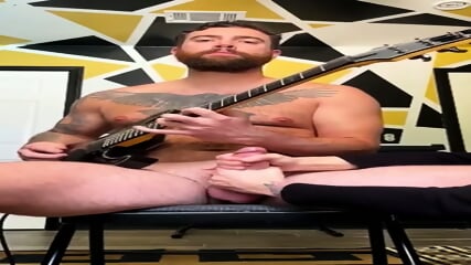 Trend : Str8 Playing The Guitar Without Throwing Milk   South Africa