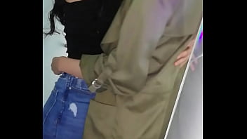 Persigo hasta el ba&ntilde_o a mi compa&ntilde_era, me tiene caliente!!