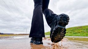 Pfützenparadies in Schwarz