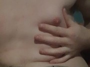 Je joue avec mes petits seins