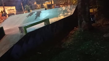 Novinha toda rosadinha trepando no pelo enquanto amigo p&otilde_e pra mamar