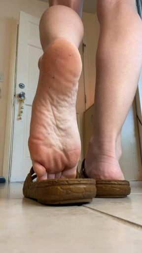 Hawaiian sandal shoeplay & bare sole tease