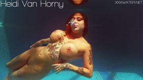 Amateur hotwife Heidi gives poolside mouth-job