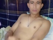 Hetero curioso de 18 años masturbándose con corrida, solo en casa.