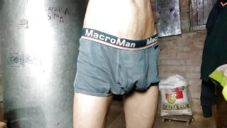 Fusti desi amatoriali con grossi cazzi non tagliati si masturbano e scopano stretti culi gay