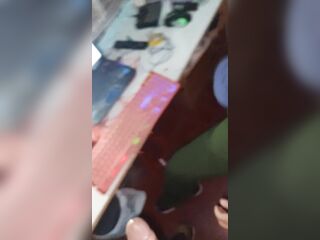 Rubia me la chupa al lado de la PC en vivo