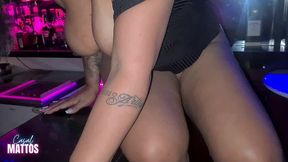 a puta tava dancando peladinha no bar da balada tive que enfiar a rola no cu dessa safada