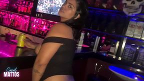 a puta tava dancando peladinha no bar da balada tive que enfiar a rola no cu dessa safada