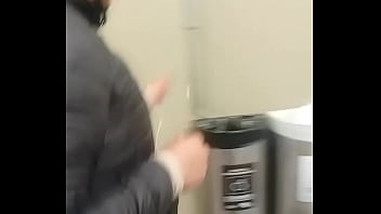 Encontr&eacute_ Actriz NoPor en el Metro.Le pido que me venda sus bragas y la convenzo de ir a un hotel.Dandole un buen Arrim&oacute_n y ella TOCANDOME LA VERGA EN P&Uacute_BLICO.
