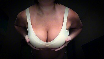 Bouncing saggy tits