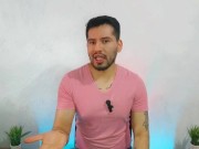 Mi Roomie me penetra a pelo en mi cama mientras ve videos pornos de hetero! Relato sexual