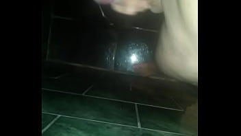 Punheta no banheiro
