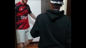 um v&acirc_ndalo pichou minha porta peguei ele e comi o cu dele