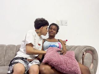 Tarde de peliculas con mi novia y su mejor amiga termina en rico 3some