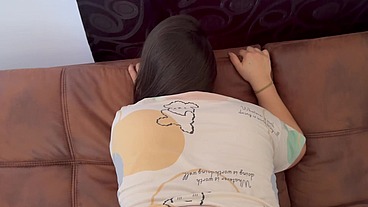 Luego de ver en pijama a mi compañera, la follé y le dejé mi leche en la espalda