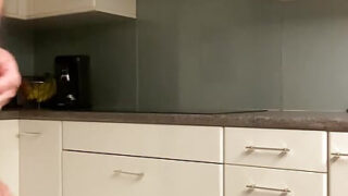 Fantasia gay con enormi cazzi che si masturbano e un intenso sesso anale