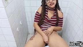 Me la cojo a mi sobrina de en el Ba&ntilde_o despues de una fiesta a escondidas de mi esposa si sabe sacarme la leche