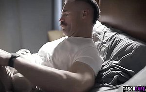 Charles convince Rions girlfriend to have sex with him