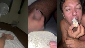 fodendo e dando porra pra minha puta comer com pao