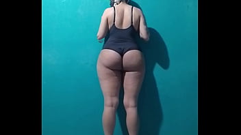 Femboy rabudo exibindo sua bunda gorda e gemendo alto igual uma puta