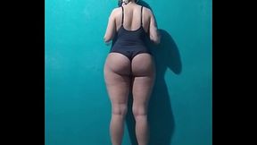 Femboy rabudo exibindo sua bunda gorda e gemendo alto igual uma puta
