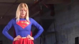 Een sexy Supergirl-cosplayer wordt gevangengenomen, opgesloten en vernederd.