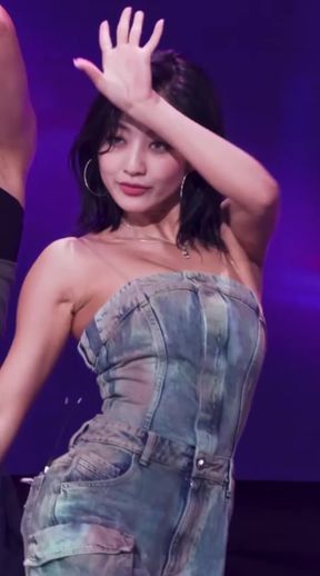 Korean dancer shows off her armpits while performing a traditional dance