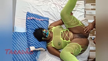 Preta do rabo guloso indo poy