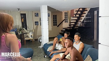 Mãe gostosa dando chá de cú e buceta nos amigos do filho