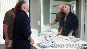 Killion Knox teases and pleases Ray Boogie in front of the mirror