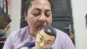 Me encanta volver a lamer tu rostro y jugar con el..