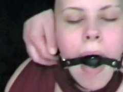 Deutsche Amateur-MILF im Fesselspiel muss einen kleinen Schw