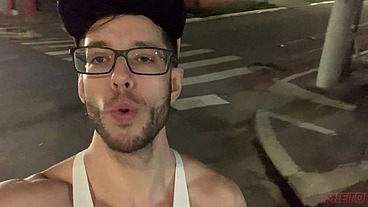 Chupando um universitário na rua - XVÍDEOS RED