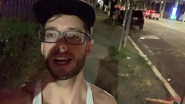 Chupando um universitário na rua - XVÍDEOS RED